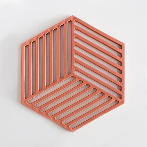 Ensemble de 3 pièces : un dessous de plat hexagonaux en silicone pour pots en terre cuite, un avec bordure grise, un avec bordure rouge et un avec bordure bleue. (1/5)