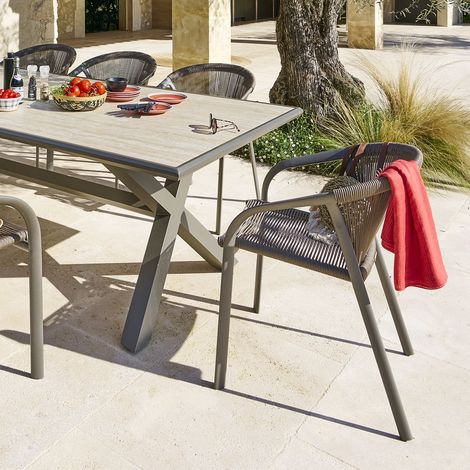 Hesperide – Fauteuil de jardin empilable Riu en aluminium époxy – Assise en cordage vert wengé et praliné – Gain de place et facile à entretenir