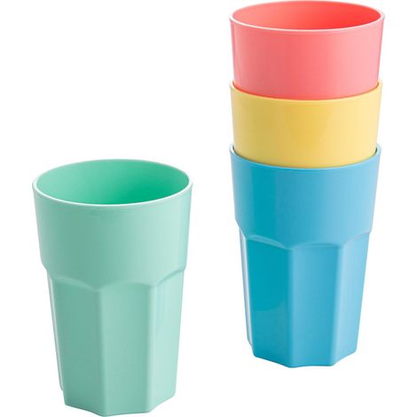 Set mit 4 farbenfrohen Plastikbechern. Praktisches Fassungsvermögen von 400 ml für Kaltgetränke.