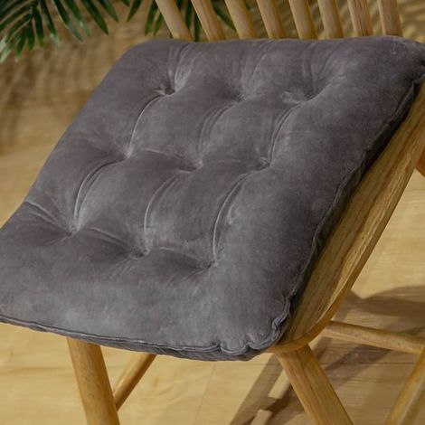 Coussin d'assise carré gris 40x40cm, couleur assortie, garnissage peluche chaud et confortable, idéal pour l'automne et l'hiver (1/5)
