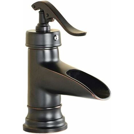 Méthodes de lessive traditionnelles. Chauffe-eau à batterie antique, serviettes noires. (1/5)