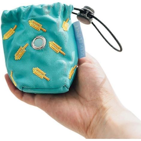 Sac à déjections canines réutilisable contenant un rouleau. Les sacs se glissent facilement dans les sacs et pochettes. Idéal pour les courtes promenades comme pour les longues randonnées. (1/4)