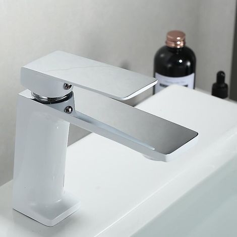 Badezimmer-Waschtischarmatur mit Spritzschutz. (1/3)