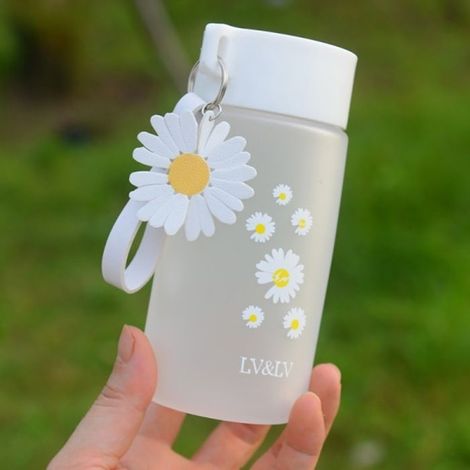 Daisy Tragbarer weißer, mattierter Kunststoff-Wasserbecher, 480 ml (1/3)