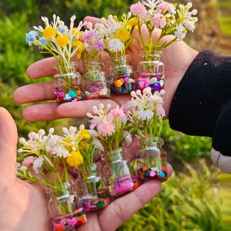 Lot de 10 mini vases en verre avec fleurs artificielles et coquillages décoratifs artisanaux miniatures en plastique pour décoration de table, ordinateur de bureau, décoration de voiture (1/5)