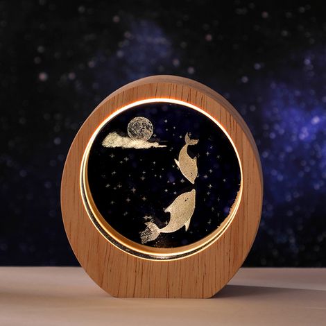 Cette veilleuse en forme de planète présente un motif de double dauphin, un cadre rond en bois, une sculpture lumineuse (1/5)