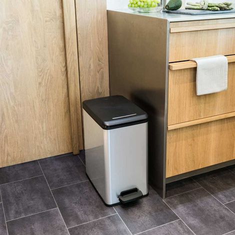 CURVER Pattumiera Slim - Pattumiera Rettangolare a Pedale da 25 Litri - Chiusura Ammortizzata - Aspetto Metallo - Per Cucina, Ufficio, Bagno - 39,3x25x45,4 cm - Grigio (1/5)