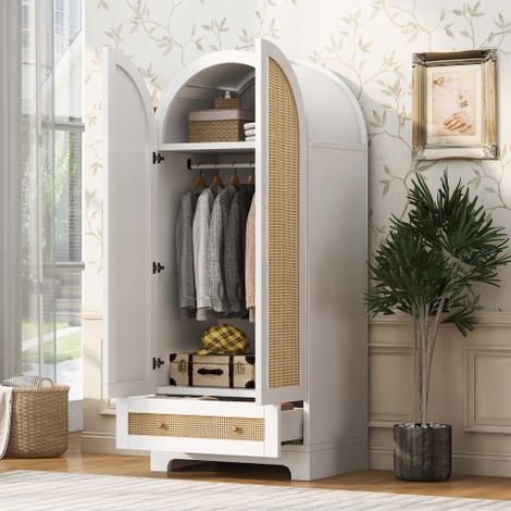 Armoire (70 x 55 x 170 cm), modèle à deux portes avec tiroirs et étagères, panneaux de porte effet rotin, blanc. (1/5)