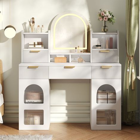 Coiffeuse blanche avec miroir lumineux LED – Table de maquillage pour chambre, 3 tiroirs, 2 portes vitrées et étagères, 120x40x139,5 cm (1/5)