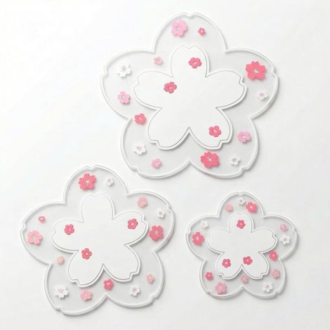 Das dreiteilige Set beinhaltet rutschfeste, hitzebeständige Blumendekorationen sowie Accessoires für Esstisch und Schreibtisch.