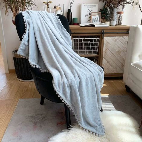 pair Couverture en Flanelle avec Pompon Couverture de Sieste Couverture de lit Confortable Couverture de Jet Doux pour canapé-lit adapté à Toutes Les Saisons (Gris Clair, 150x 200 cm) (1/5)