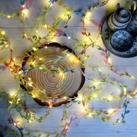 Pastellfarbene Regenbogen-Olivenblatt-Ranken-Lichterkette. Tischdekoration zu Ostern. LED- und batteriebetriebene Lichterketten für Hochzeitsfeiern im Wald (1/5)
