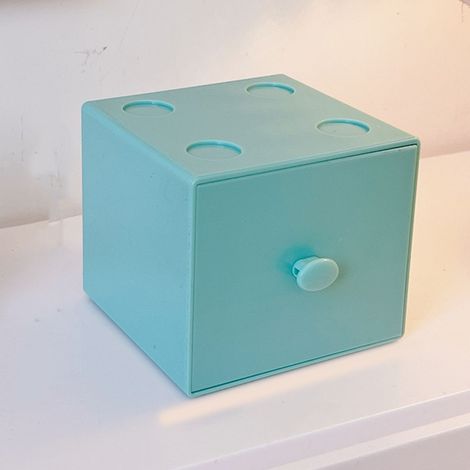 Boîte de rangement de bureau en plastique avec tiroir, dimensions 9x9.2x8cm, couleur bleue, design moderne et compact pour organisation et stockage de fournitures, cosmétiques ou bijoux. (1/5)