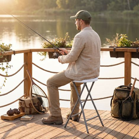 Tabouret de bar pliant blanc avec assise en HDPE, poignée intégrée et charge jusqu'à 150 kg pour cuisine, jardin et terrasse (1/5)