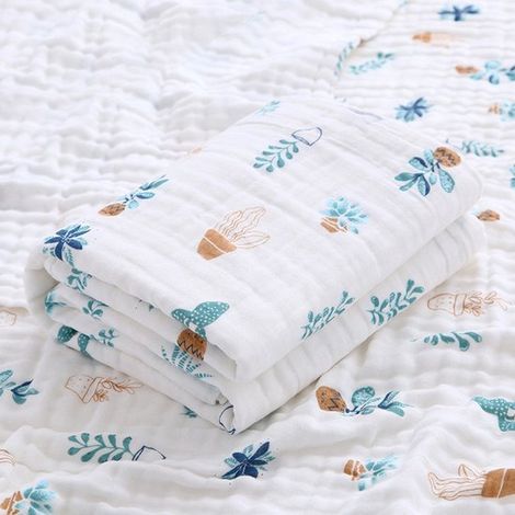 Couverture d'emmaillotage en pur coton, ultra-douce, absorbante et respirante, idéale pour la peau sensible des nouveau-nés. Petit pot de fleurs inclus. Dimensions : 110 x 110 cm. (1/5)