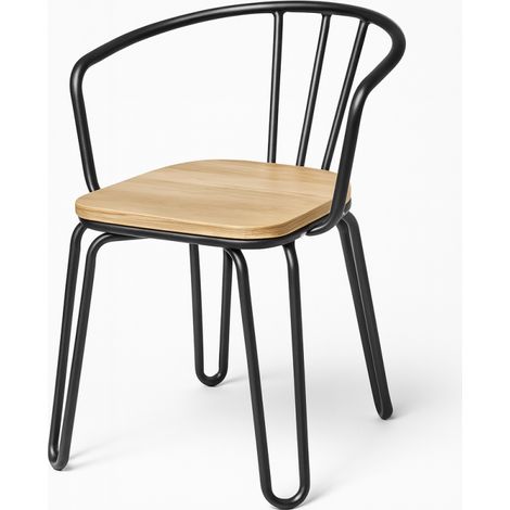 Sedia in metallo nero opaco e legno chiaro – gambe a forcina e schienale traforato – stile industriale