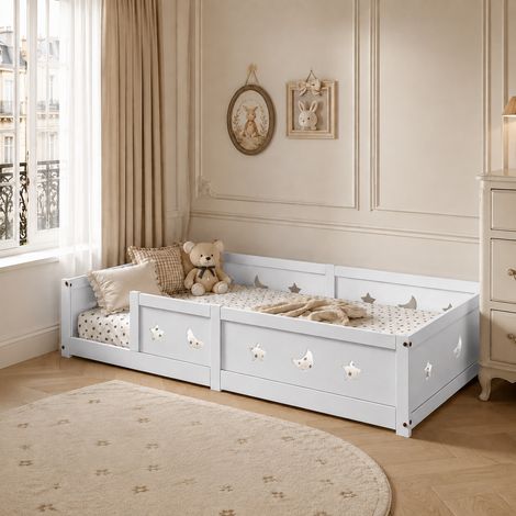Lit Enfant 120x200 cm Montessori, Lit de Sol Bas avec Barrières et sommier à lattes, Lit Cabane en Bois Massif Motifs Étoiles et Lune, Blanc (1/5)
