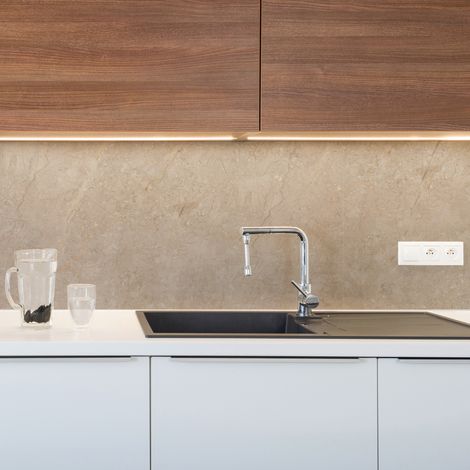 CREARREDA Pannello Paraschizzi Cucina Adesivo da Parete Facile da Applicare Travertine Stone 260x60cm 100% Made in Italy, Ignifugo e Resistente all'Acqua Paraspruzzi Lavandino in PVC (1/5)