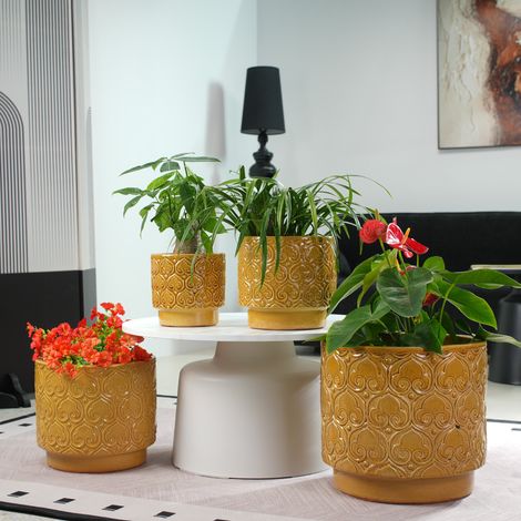 Maceta de cerámica Ø 19 cm con drenaje, amarillo cálido brillante y relieve de corazón (1/5)