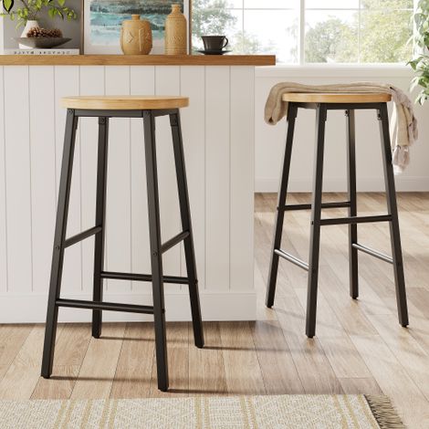 Set di 2 sgabelli da bar con seduta effetto legno, altezza 63 cm, portata massima 150 kg per sgabello, con due poggiapiedi e piedini regolabili, struttura in metallo nero. (1/5)