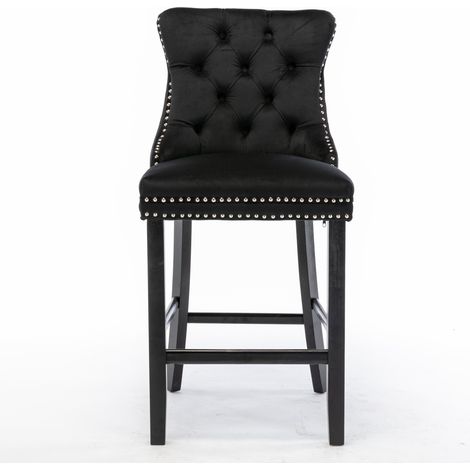 Lot de 2 tabourets de bar noirs en velours capitonné à boutons, pieds bois et clous chromés, style détente contemporain. (1/4)