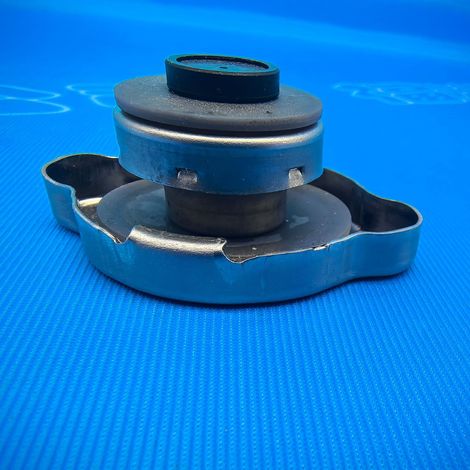 21430-8993A is suitable for the radiator cap of Nissan 13 Quest, Murano, Teana, and Sima, with a pressure of 137 kPa. (1/4)
