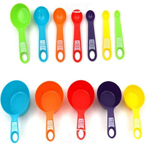 Set mit 12 farbenfrohen Messbechern und -löffeln. Sicher, hygienisch und leicht zu verstauen. Stapelbare und ineinander stapelbare Küchenmesswerkzeuge in zufälligen Farben. 12-teilig. (1/5)