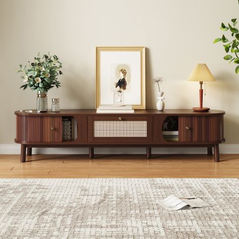 Meuble TV – Meuble TV avec portes en bois naturel et tiroirs en rotin. Solutions de rangement naturelles pour une ambiance rustique. (1/5)