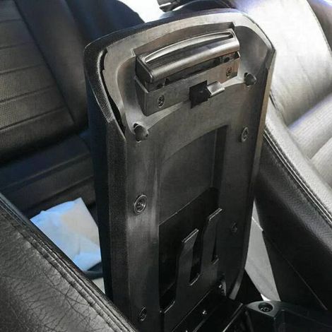 5R3Z6306024AAC is suitable for replacing the armrest handle of 05-09 Ford Mustangs. (1/5)
