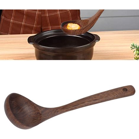 Ustensiles de cuisine en bois en forme d'aile de poulet, louche à soupe grande, à manche droit et à trou rond, fixée au mur. Grande louche à soupe. (1/5)