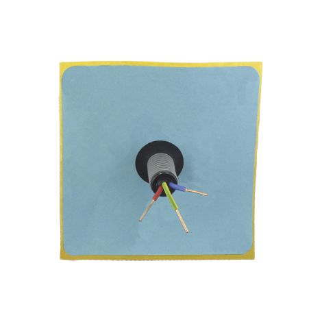 Membrane adhésive passe-conduit 150 x 150 mm – Étanchéité pour câbles 16/20 ou 25 mm – Pour chantiers humides et isolants – BLM