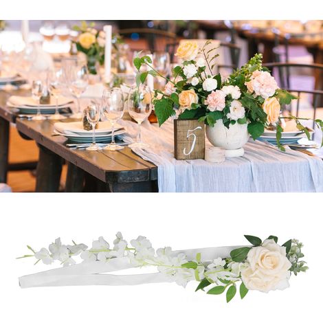 Décoration florale minimaliste nordique pour le dossier des chaises de mariage en extérieur, ambiance banquet, avec roses artificielles (réf. 17044) (1/5)