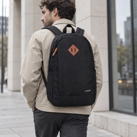 Sac à dos ville polyester 900D résistant, patch simili-cuir vintage marron, poche avant zip, poches latérales. Léger pour université, travail, voyage et quotidien. (1/5)