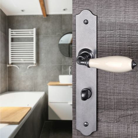 Ouvre&Déco – Poignées de porte RUSTICA – Lot de 2 – Fer patiné – Entraxe 195 mm – Béquille en porcelaine beige – Verrou de condamnation (1/5)