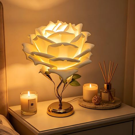 Lampe de table en forme de pétale avec un pied en métal orné de roses naturelles, créant une ambiance romantique. (1/5)