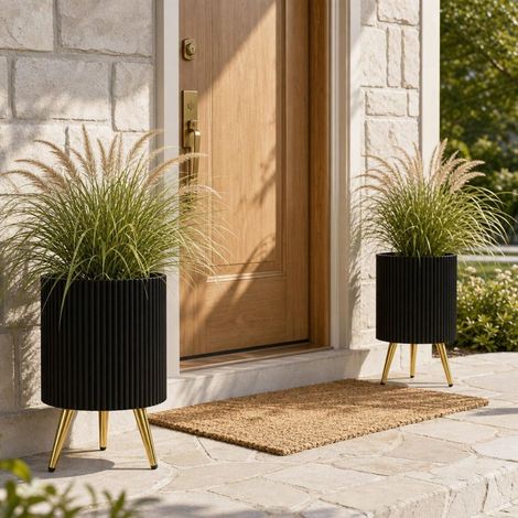 Entretien facile des plantes avec ce lot de 2 pots de fleurs en métal, base à 3 pieds et drainage, salon ou terrasse (1/5)