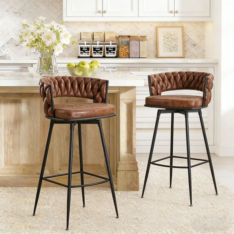 Lot de 2 tabourets de bar pivotants marron foncé avec dossier tressé - Chaises confortables en similicuir avec repose-pieds métalliques, sièges élégants et durables pour îlot de cuisine et bar de peti (1/5)