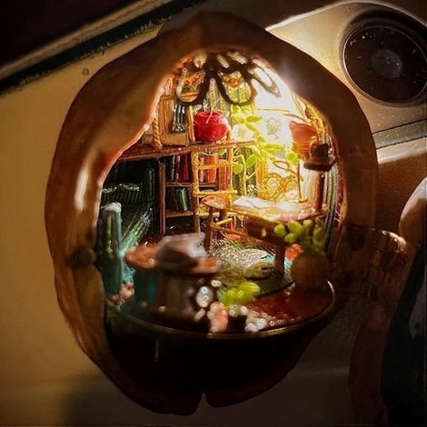 Miniaturbibliothek aus Walnussschalen, handgefertigte Miniaturwelt, Puppenhausmodell aus Kunstharz, einzigartige handgefertigte Dekoration, Miniaturbibliotheksmodell (1/4)