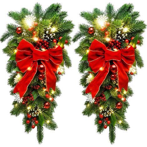2er-Pack tropfenförmige Weihnachtsgirlanden, 24 Zoll vorbeleuchtete Weihnachtstreppengirlanden, Weihnachtslichter-Kranzgirlande mit Schleife, roten Beeren und Tannenzapfen (1/5)