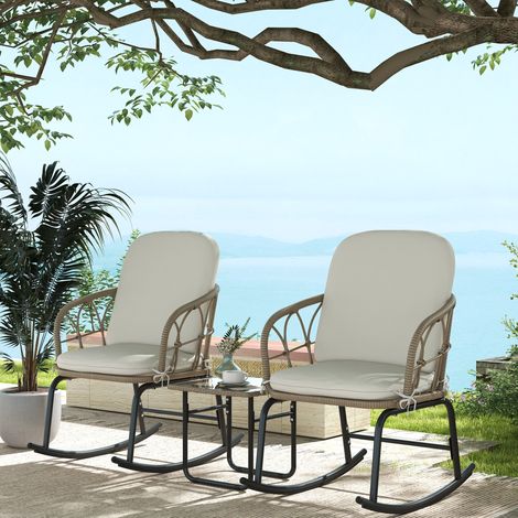 Dreiteiliges Garten-Schaukelstuhlset aus PE-Rattan in Gelb, 2 Schaukelstühle mit Kissen und Tisch mit Glasplatte (1/5)