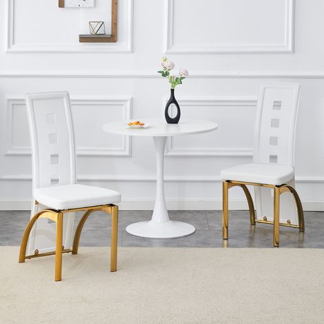 [Pack de 2] Fauteuils de table au style scandinave, dossier ajouré, simili cuir blanc cassé, piètement acier laiton doré, 102,5 cm de haut, parfaits pour cuisine ou pièce de vie contemporaine. (1/5)