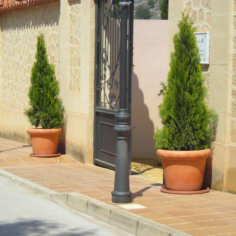 ROSA 65 Macetero Redondo y Rústico de Interior y Exterior Para Plantas y Flores Muy Resistente al Paso del Tiempo. Hecho de Polietileno en España - Terracota