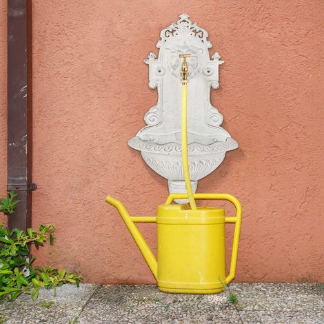 Wandmontierter gartenbrunnen aus gusseisen mit wasserhahn