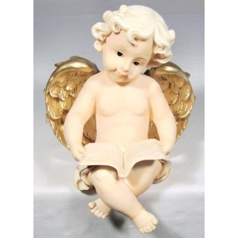 Un ángel sentado con las piernas colgando