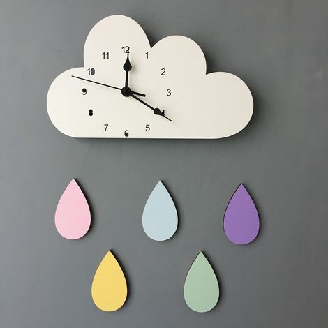 Horloge murale élégante en bois de style scandinave, en forme de goutte de pluie, idéale pour la décoration d'une chambre d'enfant. Couleurs blanches et vives. (1/5)