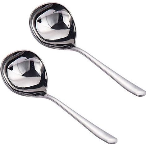 Dos cucharas pequeñas de acero inoxidable para sopa una cuchara para salsa de color plateado y una de tamaño mediano.
