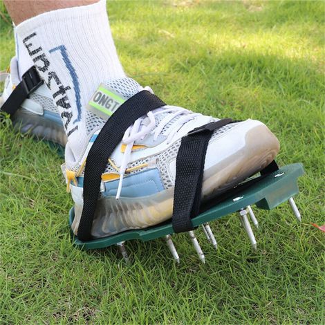 Variétés de chaussures d'aérateur de pelouse – Sandales à pointes confortables pour aérer l'herbe avec pelle en acier inoxydable – Paire de chaussures d'aération du sol avec pointes – Conceptio (1/5)