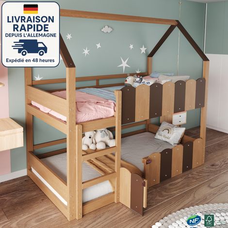Litera infantil de madera de 90 x 200 cm, diseño casita con barandillas de seguridad, escalera frontal y puerta abatible, color marrón.