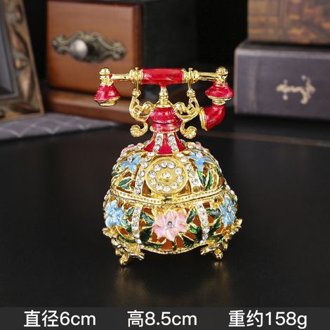 (Rouge) Boîte à bijoux vintage en émail ajouré incrusté de diamants, fabriquée artisanalement en forme de téléphone. (1/2)