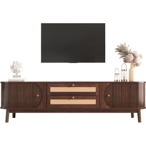 Meuble TV en bois naturel – Banc TV avec portes et tiroirs. Console TV aux côtés en rotin. Solution de rangement de style campagne naturel.